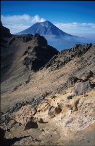 Výstup na Iztaccíhuatl (5230 m), v pozadí Popocatépetl